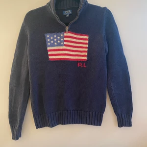 Stickad Polo tröja från Ralph lauren - Marin blå stickad polo tröja med USA flagga, inta använd mycket och fint skick.