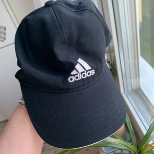 oanvänd adidaskeps - köpte denna keps på tradera men den passade inte min huvudform. Den är dock onesize och går att justera