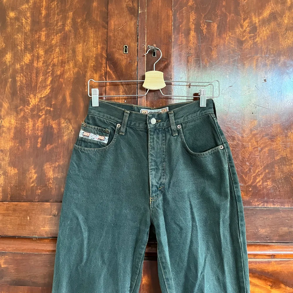 Så coola mörkgröna jeans köpta second hand! Passar en S/36. Jeans & Byxor.
