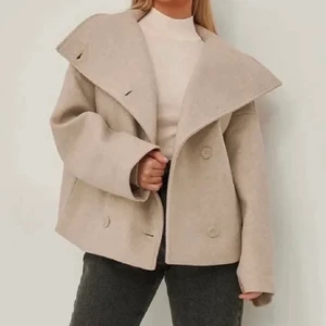 Nakd kappa - Funderar på att sälja min kappa då den inte kommer till så mycket användning! Säljer endast vid bra bud då den är slutsåld! I super fint skick, endast använd några enstaka gånger