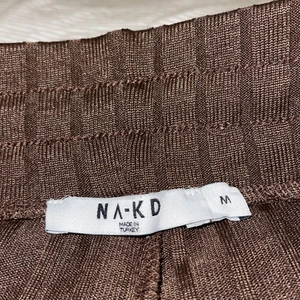 Ribbade byxor strl M - Ribbade byxor med dragsko.  Byxorna är princip ny skick. Använt en gång. Jätte fina byxor i kaffe brun färg som passar det mesta säljer för 250 men  köpte för 450