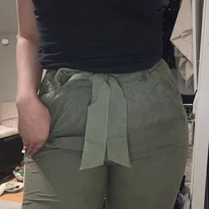 Sommar byxor / linne byxor  - Sköna sommar byxor som aldrig kommer till användning. Sönder där bak och därav de billiga priset. (Rensar skåpet)