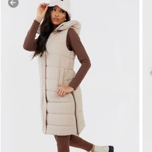 Pretty little thing väst - Hej! 💕💕Säljer min helt nya plt väst pga kommer aldeig till användning. Ändast testad. Priset kan diskuteras💕💕