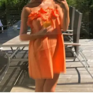 En orange klänning som är skitsnygg och slutsåld på hm💕frakt tillkommer💕