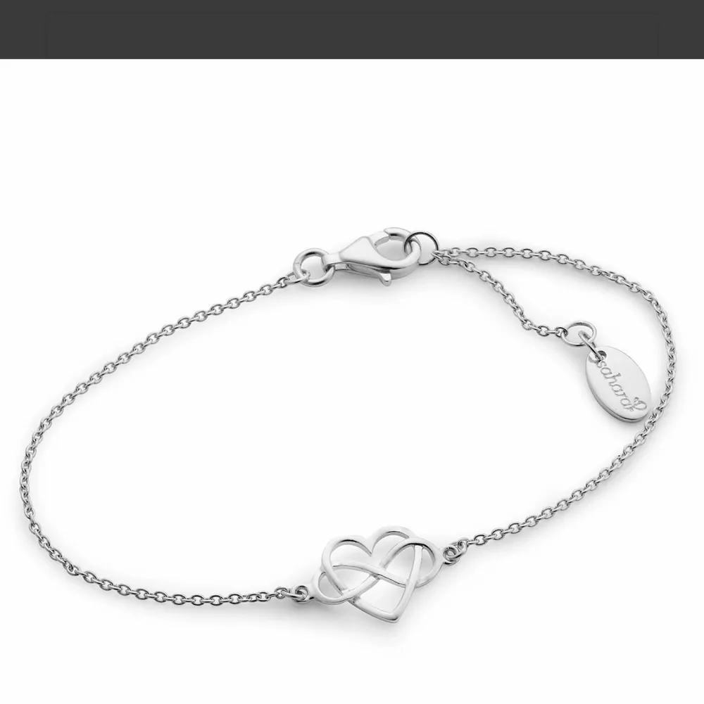 Båda är i silver!! Armband köpt för 650kr, knappt använd. Mitt pris 250kr. Halsband köpt för 1099kr, använd. Mitt pris 350kr.. Asusteet.