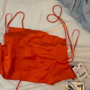 Satin linne - Aldrig använt med lapp kvar, köpte förra sommaren, snörad i ryggen💕