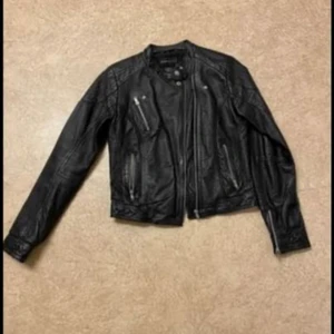 2 st skinnjackor  - Båda jackorna är oanvända .svarta strl 38 ( liten i storleken) den andra är storlek 36   1000:-/st Finns i Bromma och hämtas i Bromma