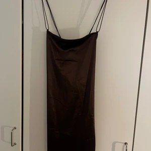 Satin klänning - Jättefin satinklänning med öppen rygg, aldrig använd, strl M men stretchig, passar mig som vanligtvis när 36 i klänningar💕