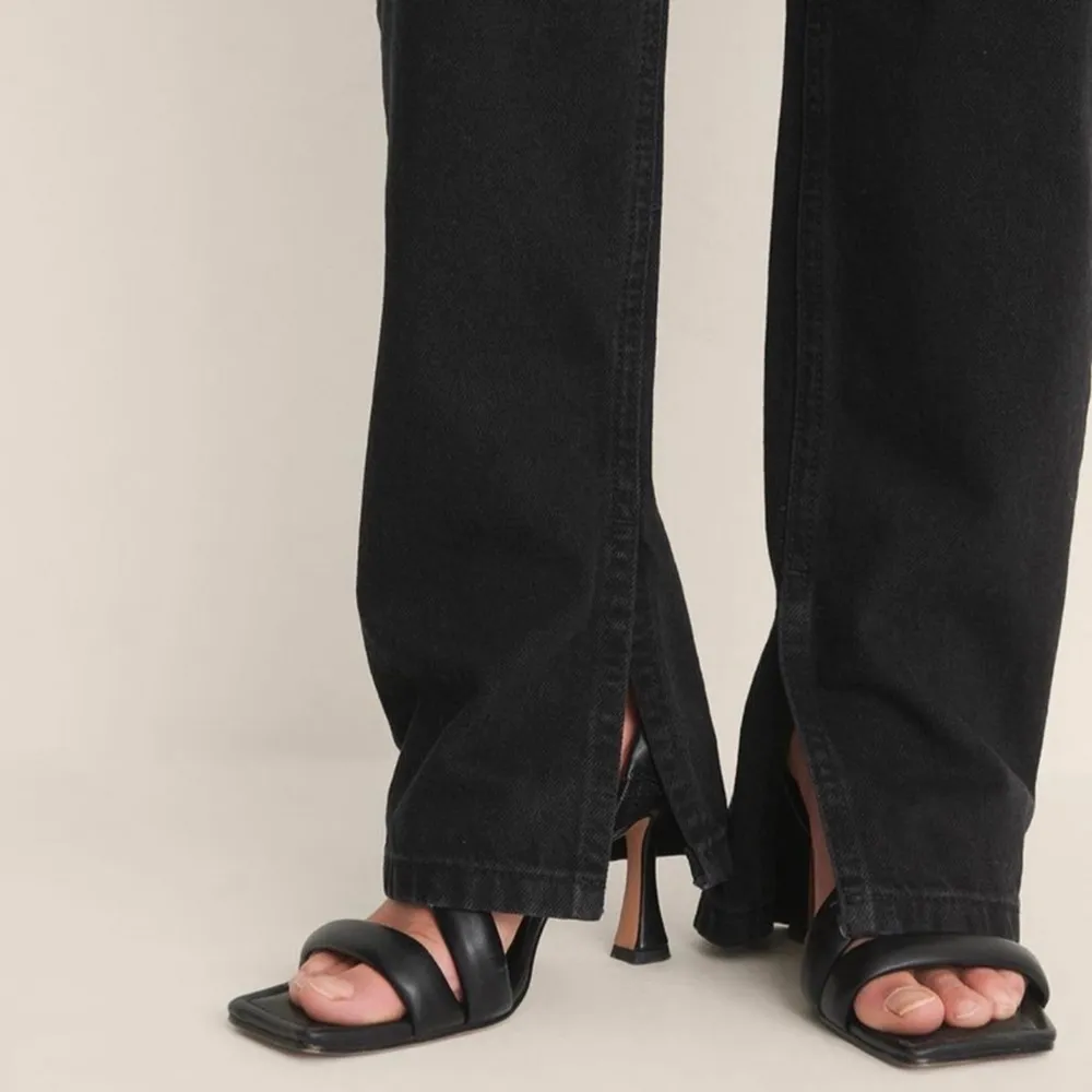 Ett par raka svarta jeans från NA-KD i storlek 38. Aldrig använda! Frakt tillkommer📦. Jeans & Byxor.