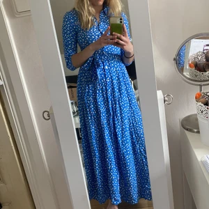Zara klänning  - Jättefin klänning från zara som tyvärr är förliten för mig. Köpte den i Aruba för 2 år sen men den är i bra skick! Köparen står för frakt 💕 