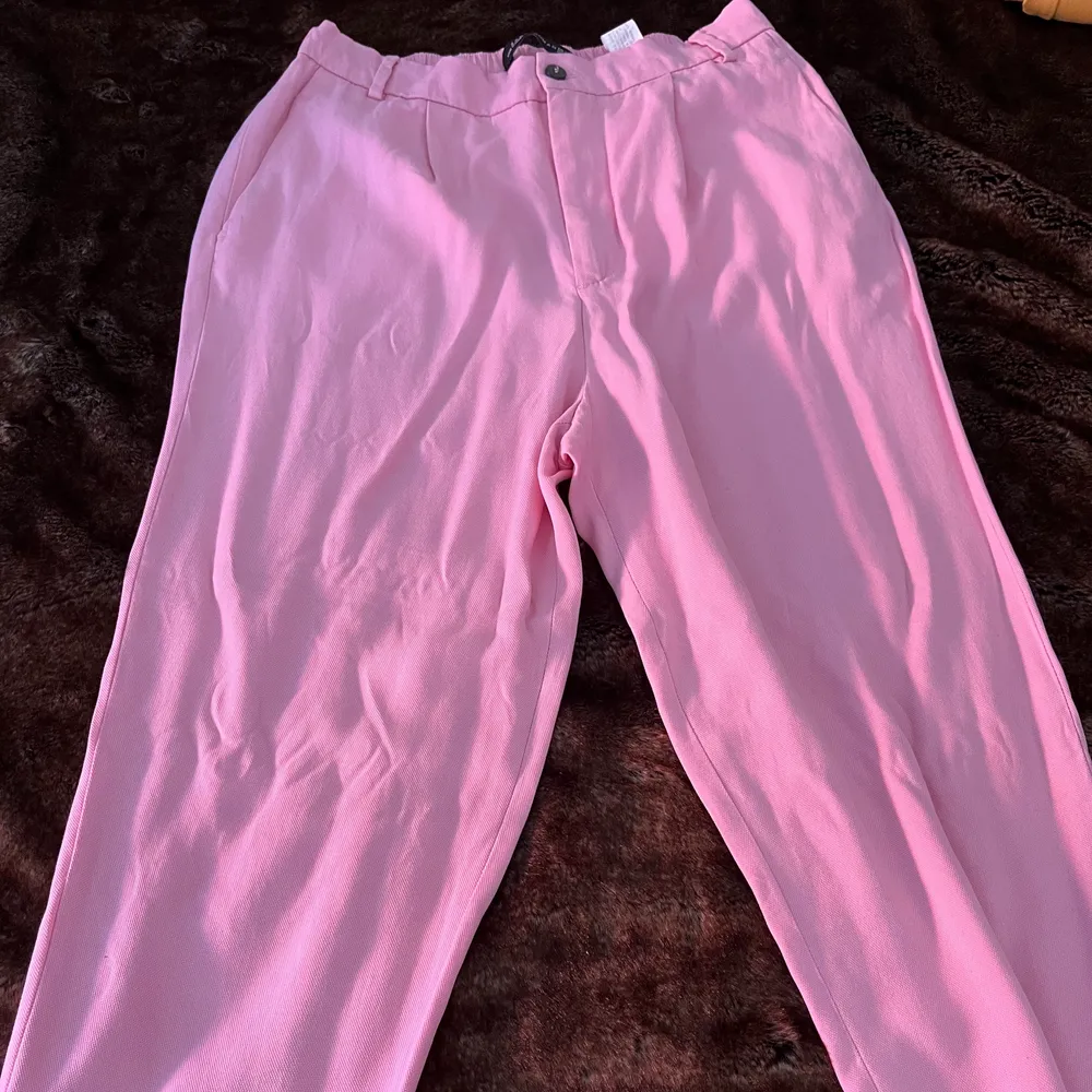 Ett par rosa zara byxor. Ganska tunna passar perfket till sommaren.. Jeans & Byxor.