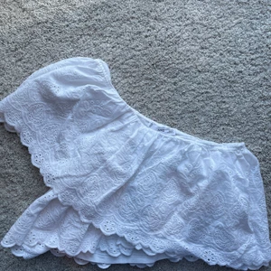 ❗️Vit topp från Mango❗️ - 💕Säljer denna fina vita toppen från Mango eftersom jag inte använder den längre. Toppen är i storlek 36 och den är gjord av fin ekologisk bomulls material.  Passar perfekt till allt💕
