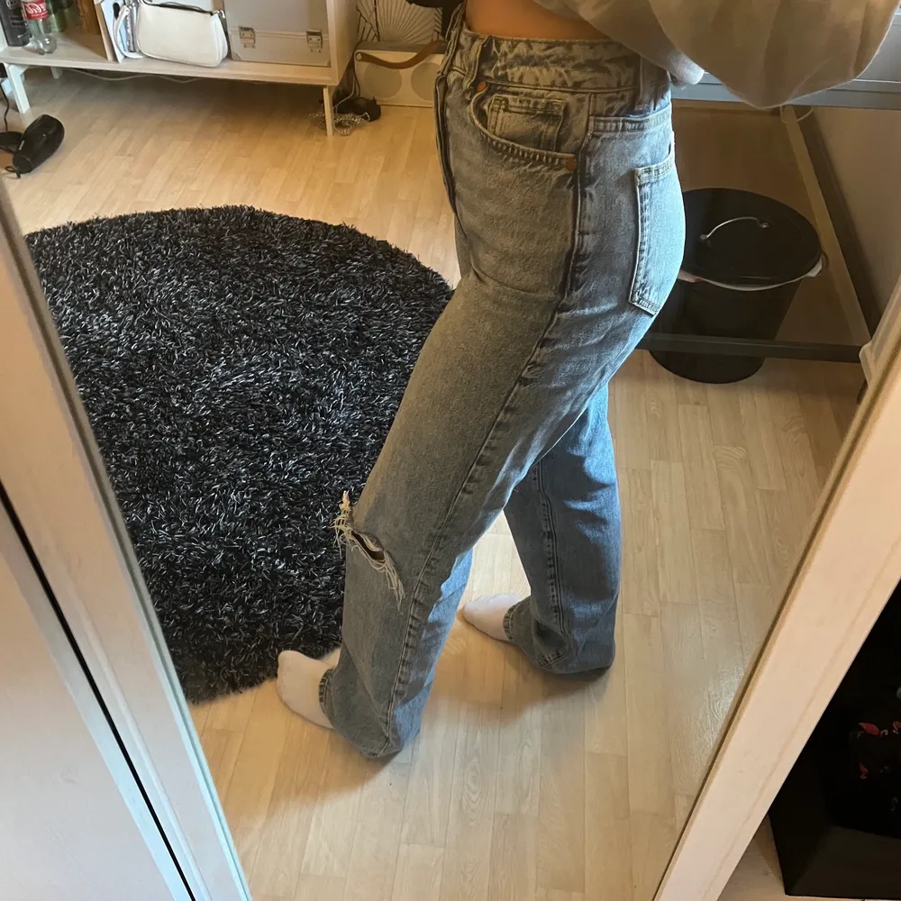 Jeans från bikbok i storlek 25 och 32 i längden. Väldigt bra skick💞. Jeans & Byxor.