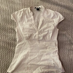 kortärmad blus - Skitsnygg kortärmad blus, sitter väldigt fint på, skriv för flera bilder!!💖💖