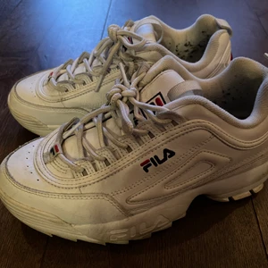 Fila skor bra skick - Vita Fila skor storlek 7,5 / 38,5 men jag skulle snarare se dem som 37,5! 