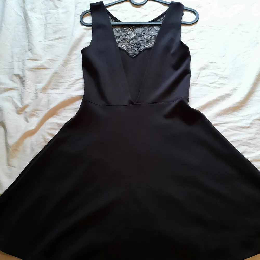 Snygg svart klänning med öppen rygg använd ett fåtal gånger storlek 36 men passar också storlek 38. Klänningar.