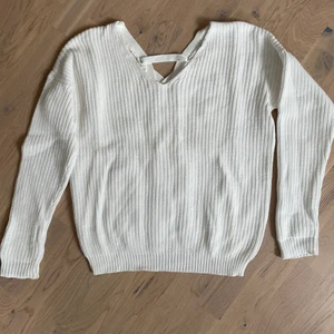 Stickad tröja med knytdetaljer bak - Storlek XS. Köpt från Nelly. 