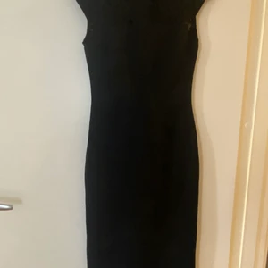 Klänning  - Svart snyggt klassisk klänning . Använd 3 gånger storlek 34 