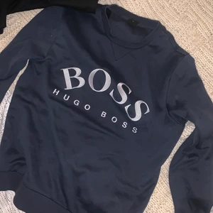 Hugo boss crewneck - Hugo boss salbo tjocktröja Klassiska crewneck i färgen blå, strl M Gott skick men använd mitt pris 700kr