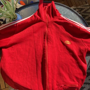 Vintage adidaskofta - Hej! Säljer nu min vintage adidas jacka för att den inte kommer till mycket användning. Den är i jätte bra skick. Inget fel på den eller några fläckar. Tyeksam på priset så hör av er om det.  Kan träffas i både Halmstad eller Gislaved men annars står man för frakt själv :)Skriv för mer information. Denna månaden (maj) kan jag träffas i Stockholm. 