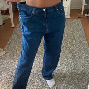 Overzized mörk blå jenas  - Mörk blå jenas, overzized. Mjuka i materialet 