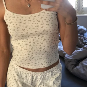 Brandy Melville Set - Set från brandy!! Köpt från butiken för nästan 400kr. Lapparna är kvar fast borttagna. Kvittot finns oxå med. Tröjan va för liten plus tkr nt om färgen på blommorna. Är inte säker på om jag vill sälja, så tänkte kolla intresset. 