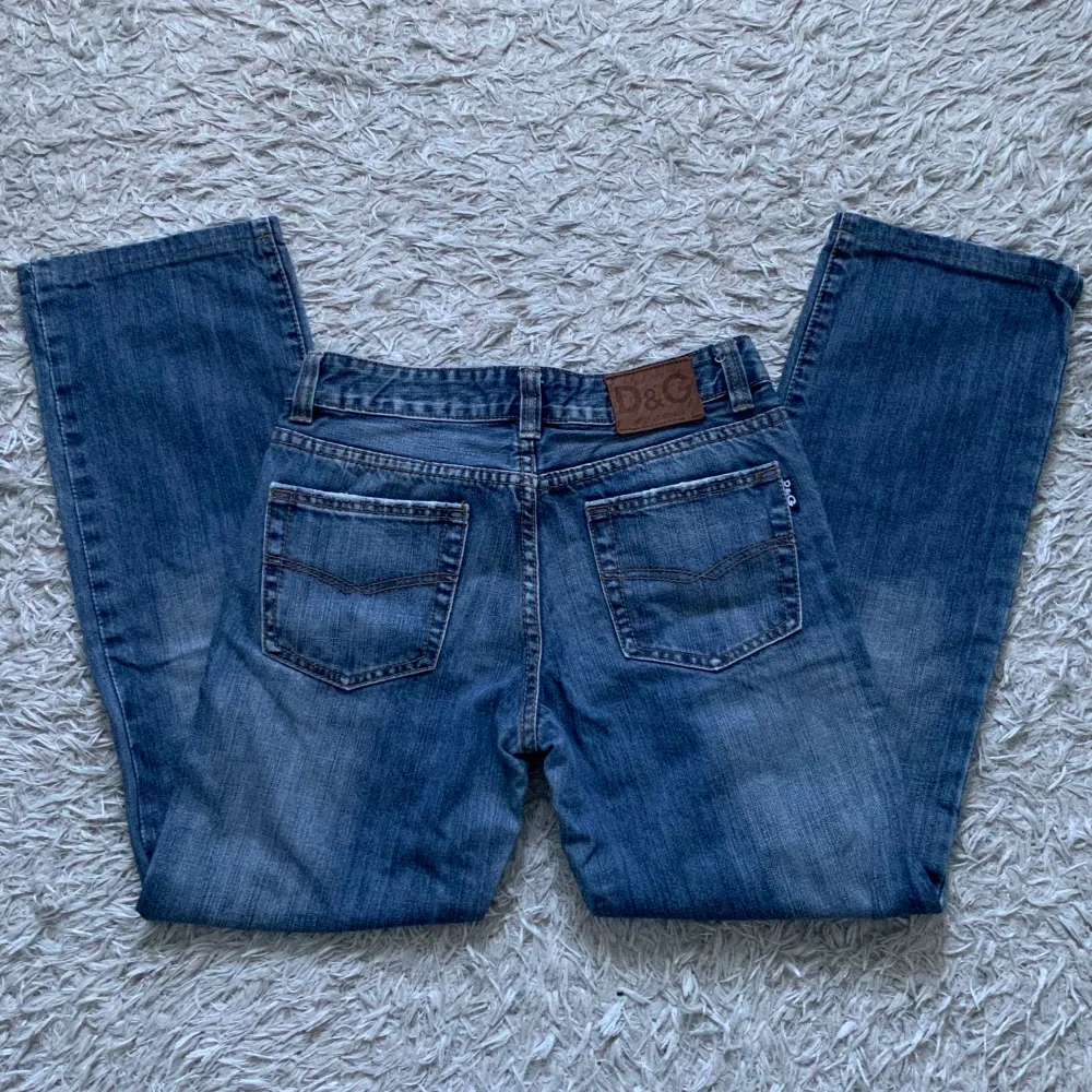 Ett par supersnygga lågmidjade jeans från Dolce&Gabbana som tyvärr är för små på mig. De är i storlek 35. Midja: 82cm, Ytterbenslängd: 97cm, Innerbenslängd: 70cm. I superbra skick! Kan skicka bild vid önskemål.. Jeans & Byxor.