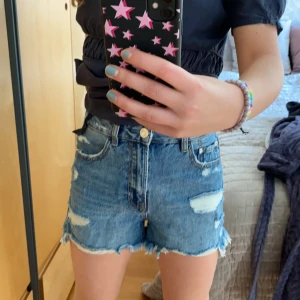 Jeans shorts! - Jag säljer mina super fina jeansshorts som jag beställde men var tyvärr lite för stora för mig. De är helt oanvända och lappen sitter kvar! Hör av er till mig om ni är intresserade, köparen står för frakten! Sååå fina till sommaren😍