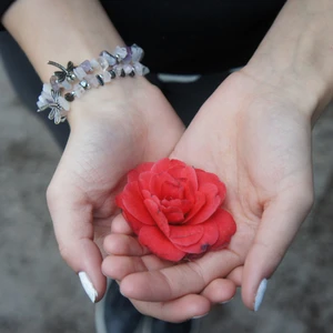 Kristallarmband - Säljer kristallarmband där hela vinsten går till UNICEF kamp för barnsrättigheter💙 Armbanden kostar 95kr och finns i fyra storlekar!! Kolla gärna in vår instagram @maisie.bracelet för mer info