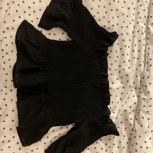 Off-shoulder topp  - Topp från Gina Tricot i storlek Xs. Knappt använd.