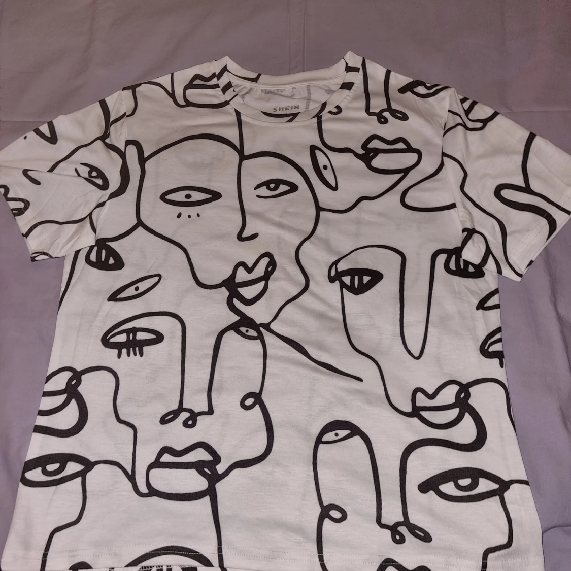 T-shirt med ansikten