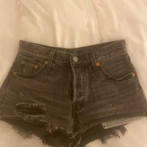 Säljer nu mina superfina shorts! Det är från levis i modellen 501 i storlek 23, vilket låter litet men passar på mig som brukar vara storlek 26, kanske lite tajta. Super coola till sommaren!!🥰🥰