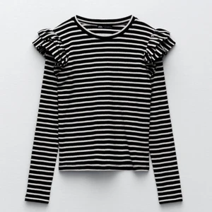 Volang tröja zara - Randig tröja med volang från zara!😍 använd typ 2 gånger så verkligen som ny🥰