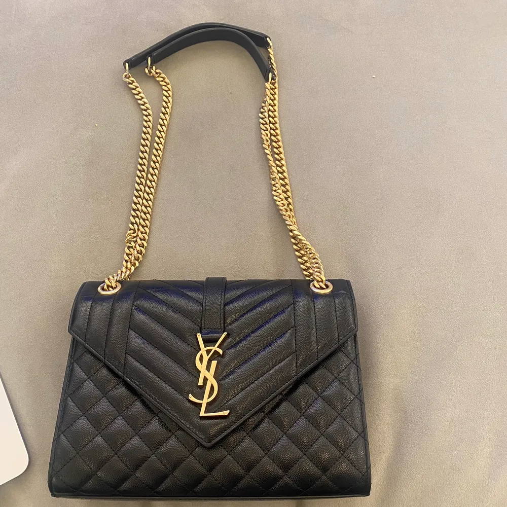 Mycket gott skick. Köpt från affordabel luxurys för 1.5 år sedan, sparsamt använd. Är tyvärr inte riktigt min stil därför har jag valt att sälja den. Nypris ca 17 500kr. Dustbag och identifikationskort finns. Kan skickas köpare betalar frakt.. Laukut & Käsilaukut.