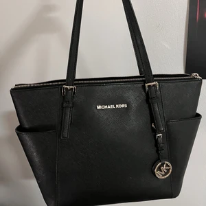 Trapeze shoulder bag Michael Kors  - Selling this trapeze shoulder bag from Michael course which has been used a lot but still is in great condition! 