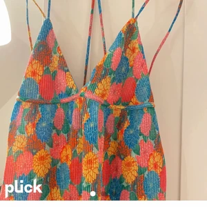 Jättesöt blommig topp ZARA - Jättefin oanvänd sommartopp i storlek S som köptes i somras. Använder inte då den är för liten för mig. Fina slitsar på sidorna och passar perfekt till sommaren. HELT NY