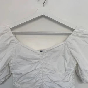 Vit topp - säljer min vita topp från ginatticot❤️köpt i somras för 199 och är i bra sick❤️priset kan även diskuteras, kontakta mig för fler bilder eller om du skulle vara intresserad❤️