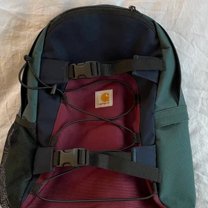 Carhartt WIP ryggsäck  - Snygg och cool ryggsäck ifrån Carhartt WIP🎒              och i nyskick! Användt knappast 20 gånger och köpt i December 2021 (nypris 950 SEK). Väskan är 25 liters och och har två gömda fack i sidorna. Där finns inga synliga skador på väskan eller inuti. Köparen står för frakt. 