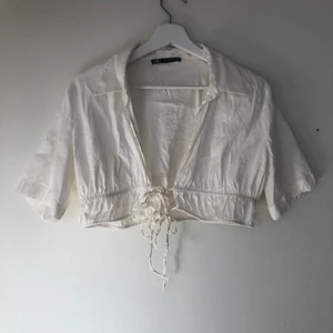 Benvit sommar topp - Supersnygg sommartopp från Zara. Storlek M men liten i storleken så passar nog S bättre. 