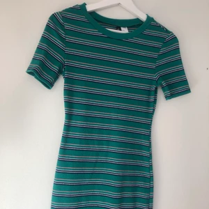 Hm klänninh - Randig hm klänning. Köpt för några år sedan men kommer inte till användning längre. Passar storlek xs-m då den är stretching.