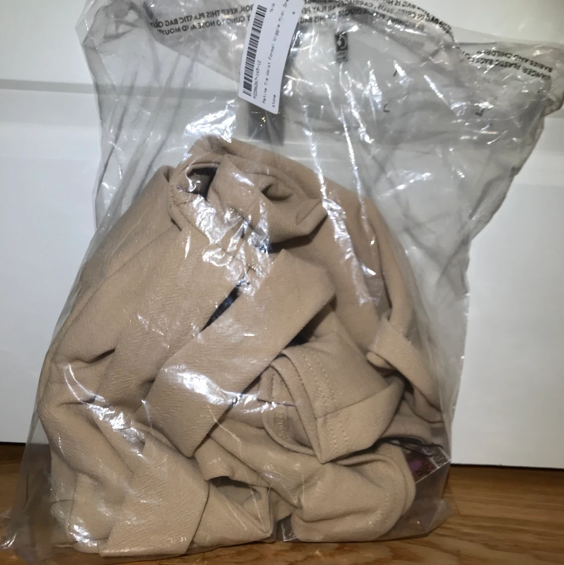 Nude klänning med band vid midjan - 91