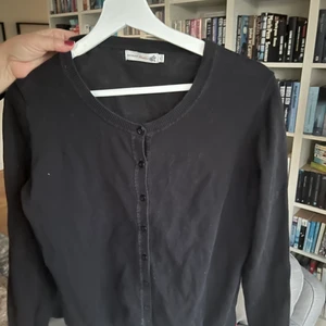 Kofta - Svart kofta. Står att det är storlek L men skulle säga att den passar S och M