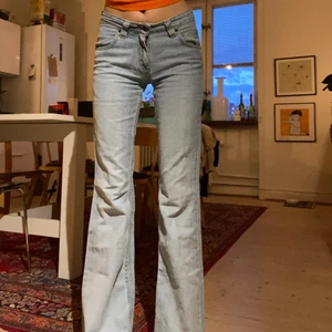 Bootcut jeans! - Så fina bootcut jeans från Lee! Är 175 cm lång och har ungefär S i byxor. Dessa sitter ganska tajt men ändå bekvämt, dem passar nog definitivt en XS också!❣️❤️