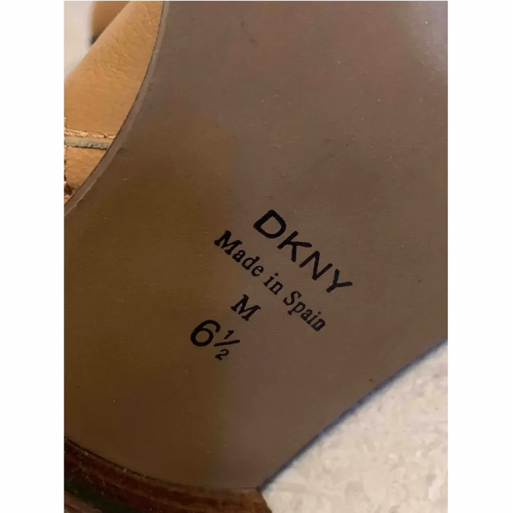 Säljer dessa DKNY boots, hur fina som helst men passar inte mig. Skor.