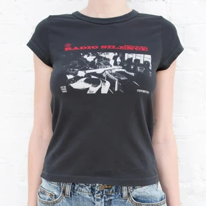 Brandy Melville graphic tee  - Jättefin tröja som jag köpte för ca ett år sedan på Brandy Melville💗Fint skick, använt endast några gånger! Köpt för ca 200 kr💗Skriv för mer bilder eller frågor!