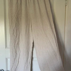 linnebyxor - säljer mina skit snygga linnebyxor för att jag tyvärr knappt använt dem och de bara tar plats i min garderob. Byxorna har blivit används några få gånger så de är i fint skick. frakt tillkommer! 💕