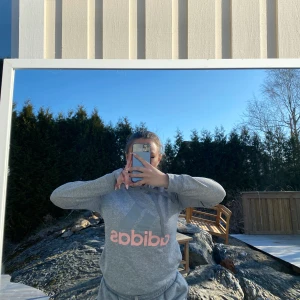 Adidas - Säljer denna Addidas hoodien då den aldrig kommit till användning med de sagt som ny inga fläckar eller lösa trådar. Ny pris 400kr 