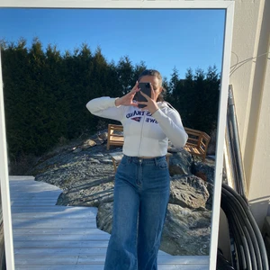 Blå byxor  - Säljer dessa byxor som jag köpte från Shein aldrig använt då dem var för stora för mig och för långa jag är 158 så dessa skulle mer passa på nån som är 170 och uppåt. Super fina vidare längre ner på benen.☺️Köparen står för frakten, priset kan diskuteras!