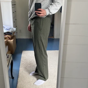 Weekday byxor - Mörkgröna mjukisbyxor från weekday, helt nya med prislapp! nypris 600kr