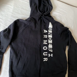 Under Armour Hoodie - Under Armour hoodie med dragkedja. Använd ca 3 gånger. 